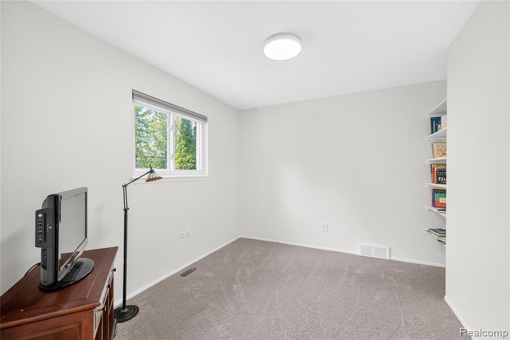 8733 Woodside Drive, Grosse Ile, MI 48138 — Photo 21