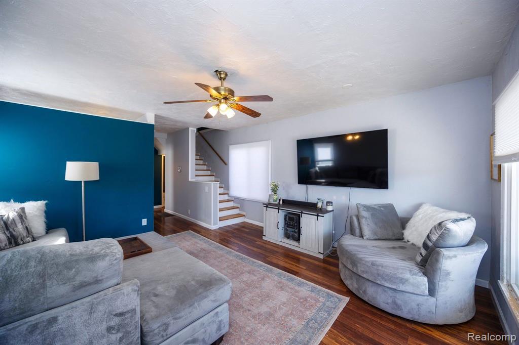 569 CLEOPHUS Parkway, Lincoln Park, MI 48146 — Photo 9