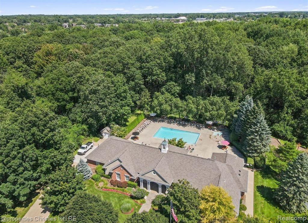 4235 BERKSHIRE Drive, Sterling Heights, MI 48314 — Photo 28