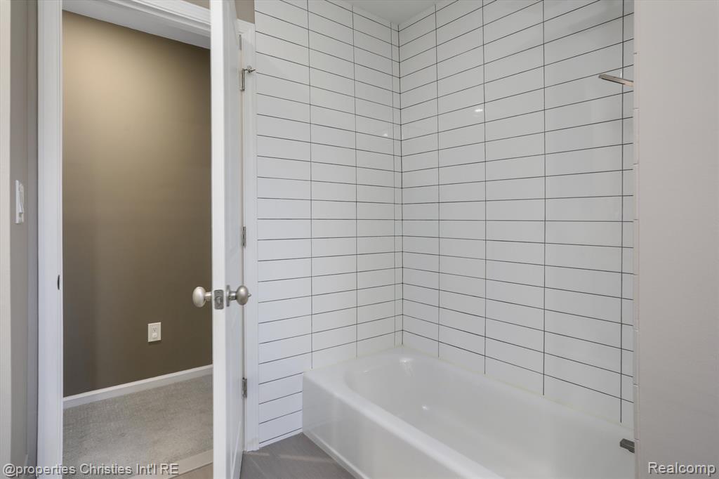 5896 NANEVA Court, West Bloomfield, MI — Photo 39