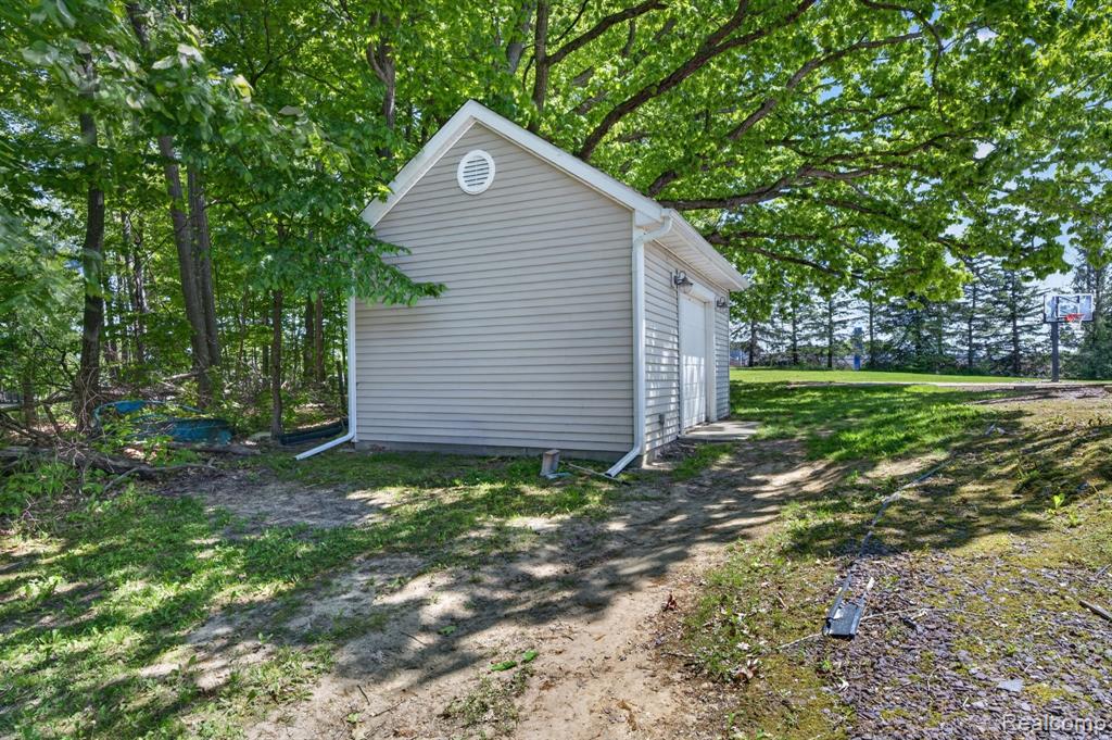 9055 Hegel Road, Goodrich Vlg, MI — Photo 16