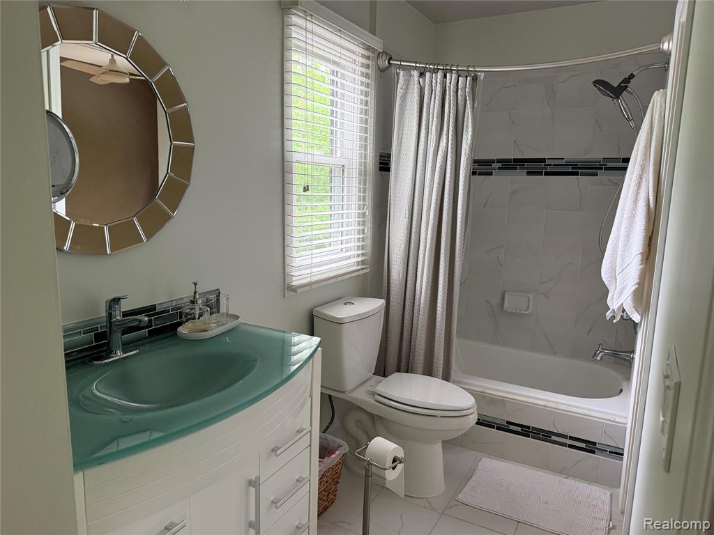 5589 Loveland Street, West Bloomfield, MI — Photo 16
