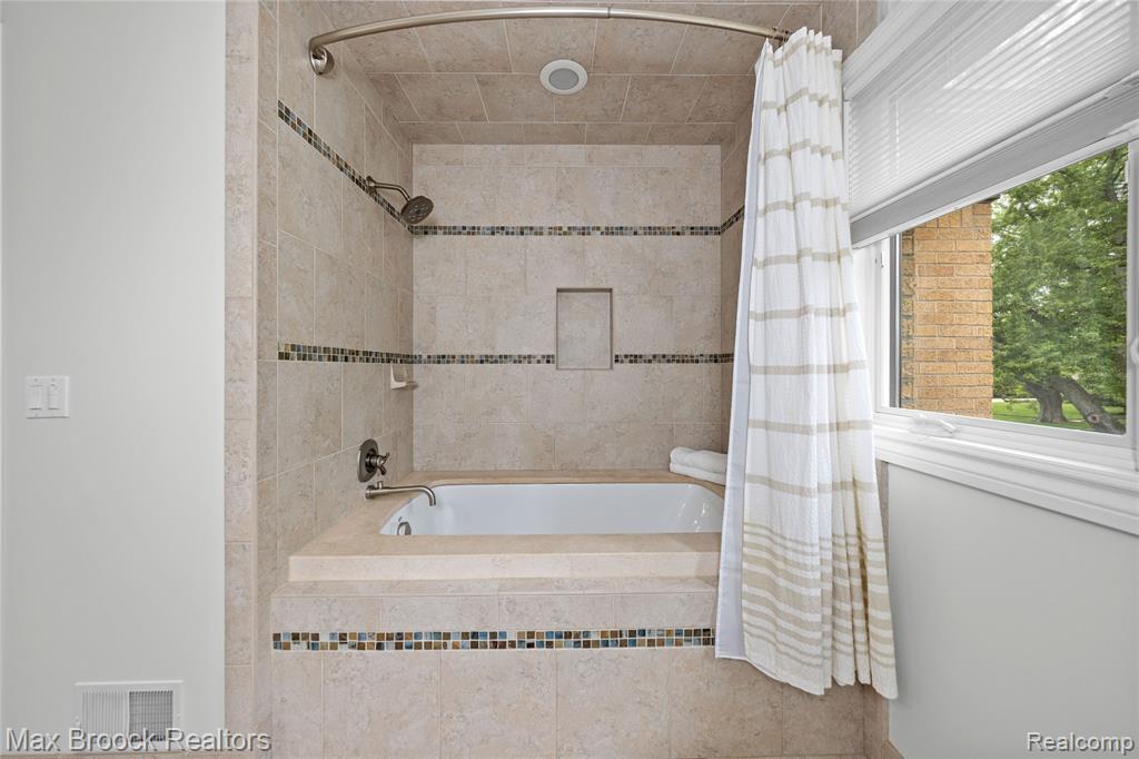 18341 Warwick Street W, Beverly Hills, MI 48025 — Photo 42