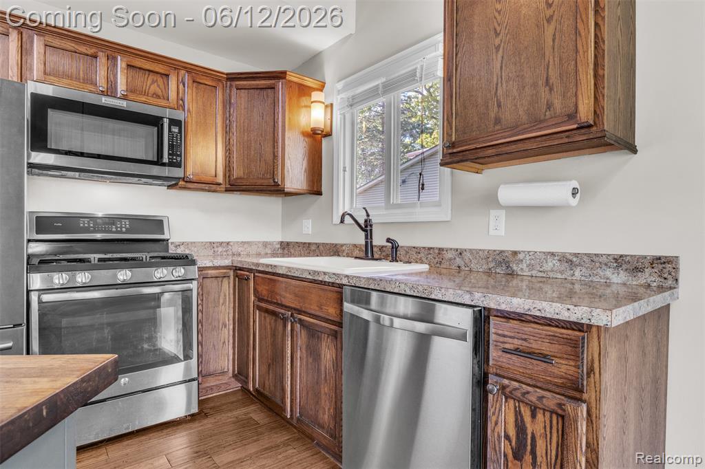 920 Hickory Ridge Circle, Milford, MI 48380 — Photo 17