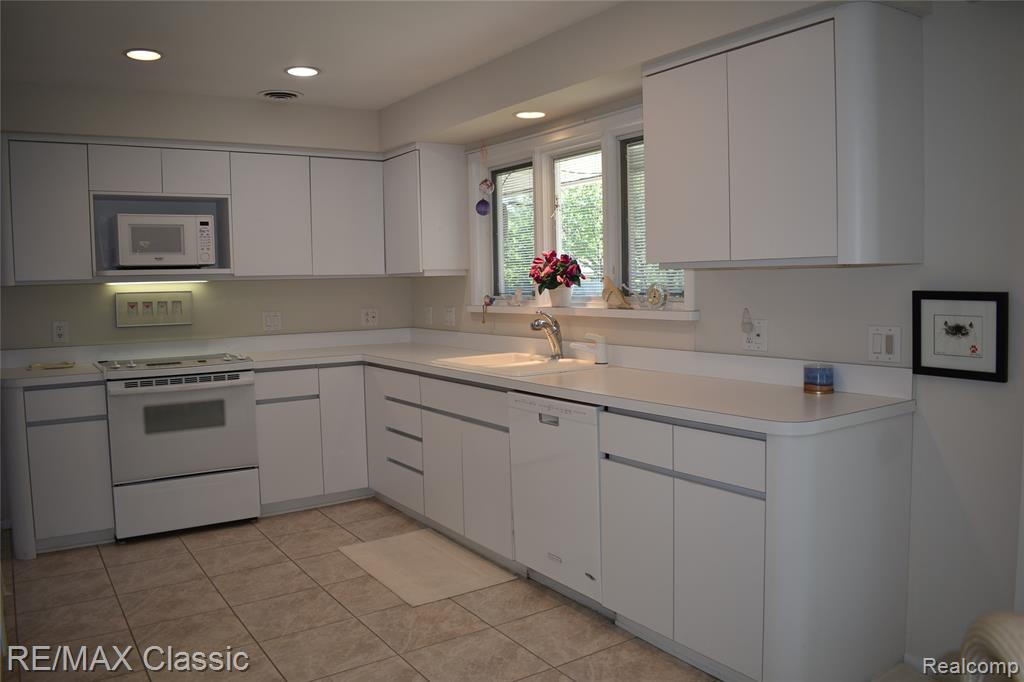 41147 S McMahon Circle, Novi, MI — Photo 9