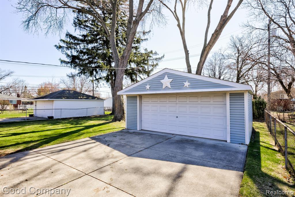9074 SHANNON Drive, Sterling Heights, MI 48314 — Photo 32