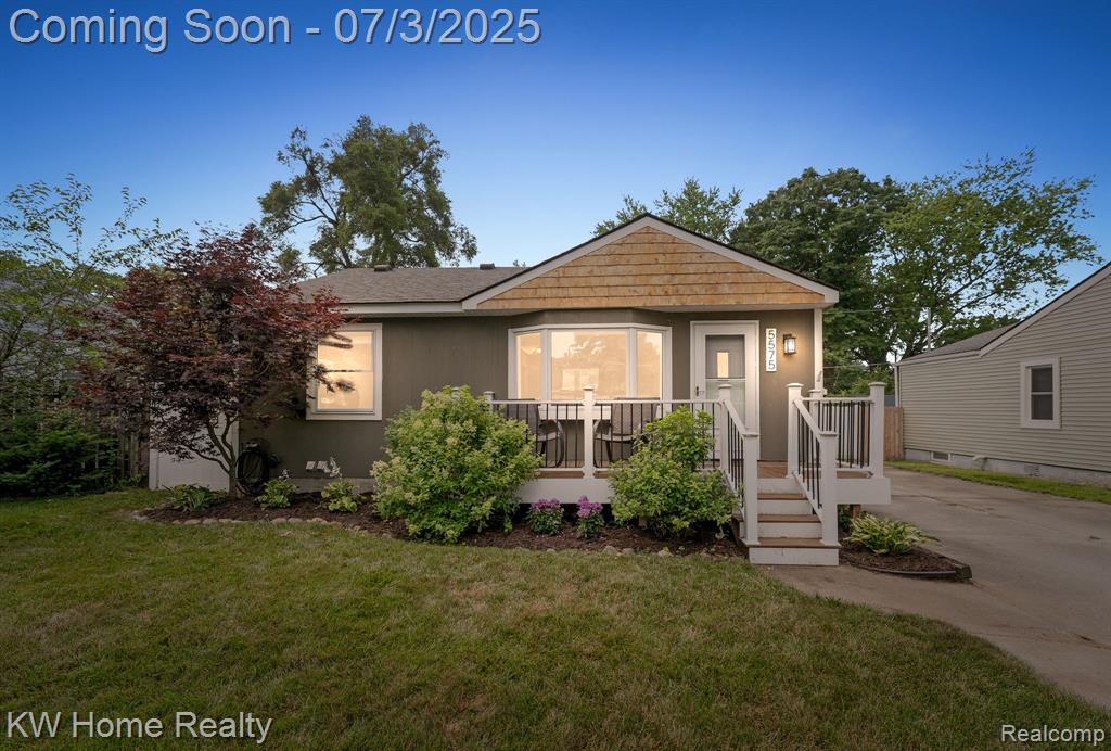 5575 Berkley Drive, Waterford, MI 48327 — front exterior