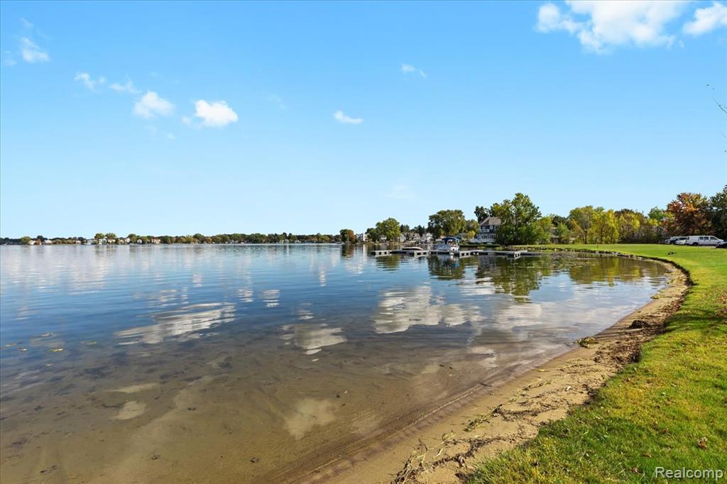 1611 Cass Lake Road, D, Keego Harbor, MI 48320 — Photo 16