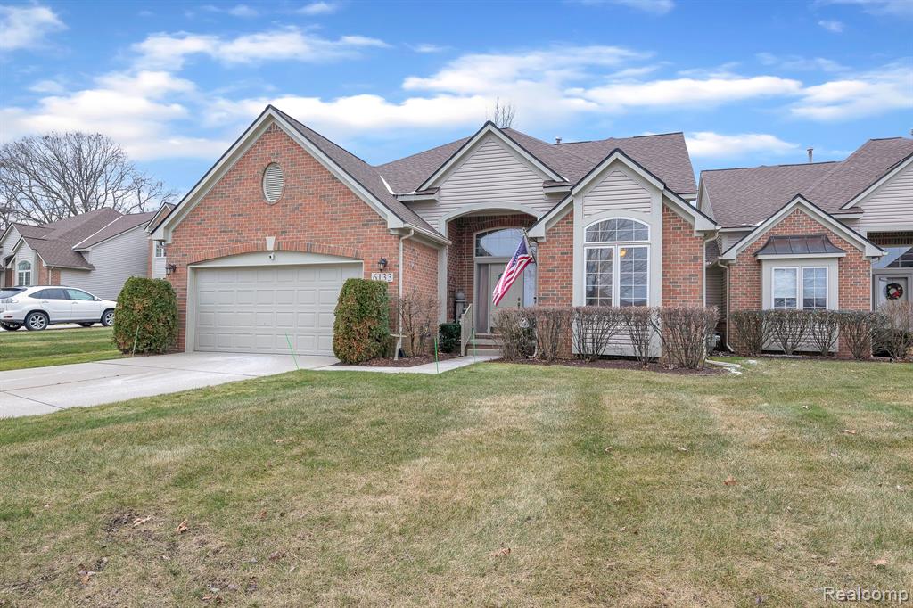 6133 LOCHMORE Drive, Commerce Twp, MI 48382 — Photo 2