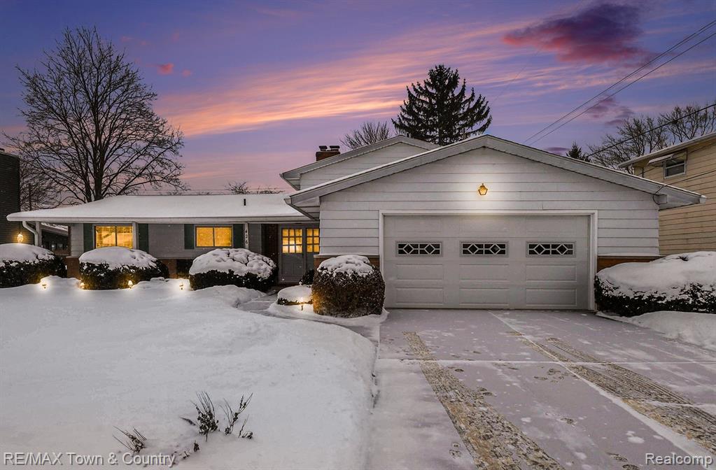 426 Bellewood Drive, Flushing, MI 48433 — front exterior