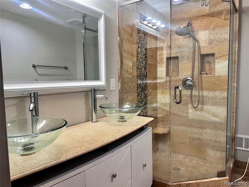 35467 Heritage Lane, Farmington, MI 48335 — Photo 11