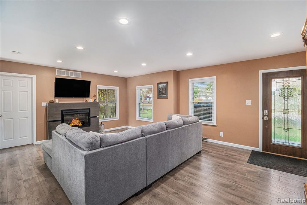 6391 Rowley Boulevard, Waterford, MI 48329 — Photo 3