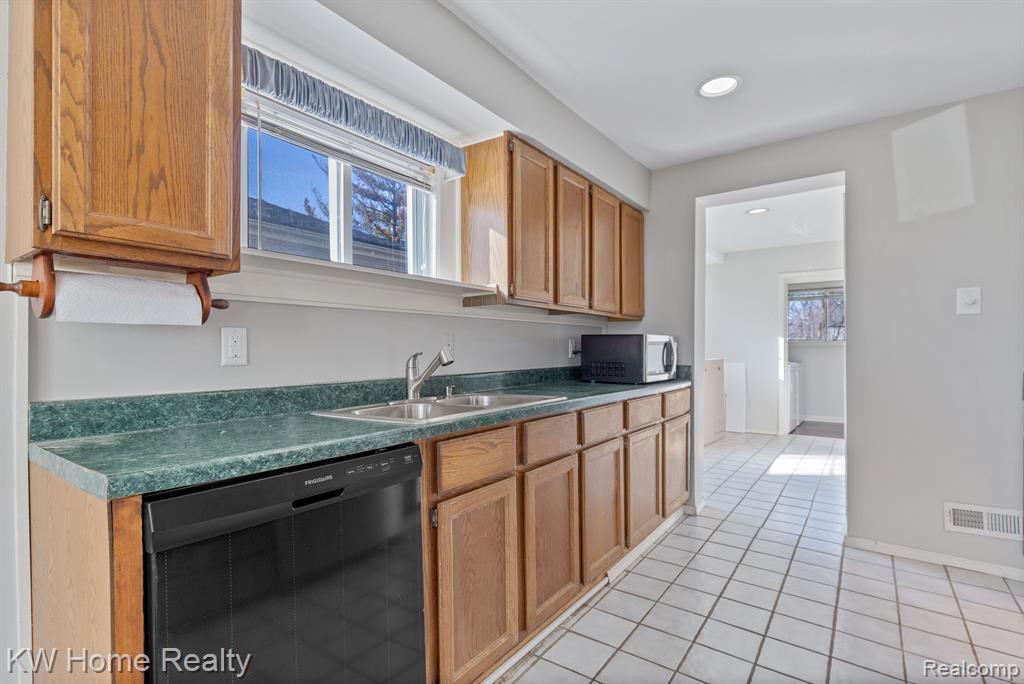 3989 ROYAL Avenue, Berkley, MI 48072 — Photo 12