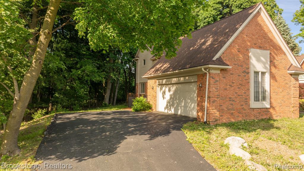 4237 WOODLANDS Lane, Orchard Lake Village, MI 48323 — Photo 54