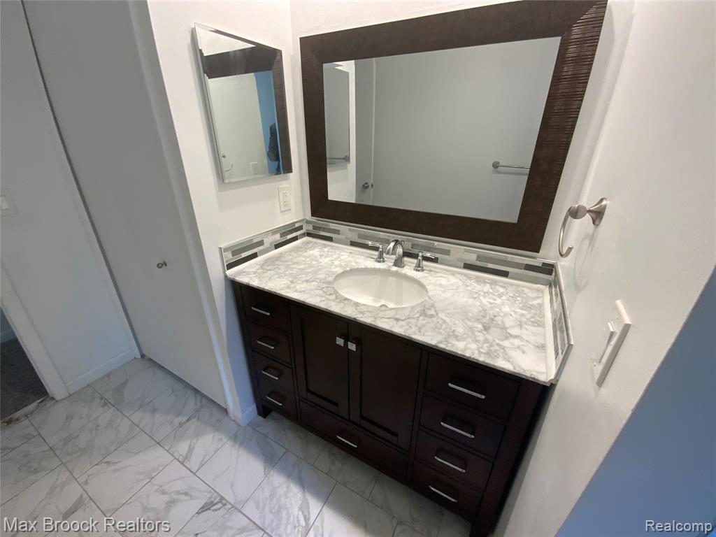5715 SUNNYCREST Drive, West Bloomfield, MI 48323 — Photo 16