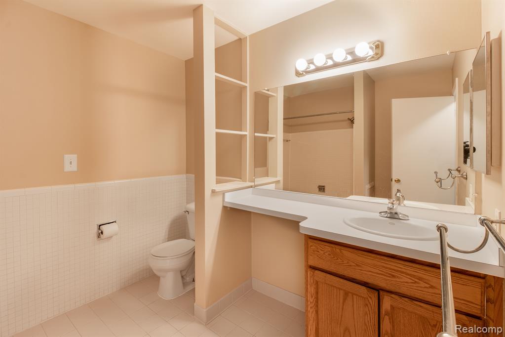 500 FOX HILLS Drive N, A-8, Bloomfield Hills, MI 48304 — Photo 18