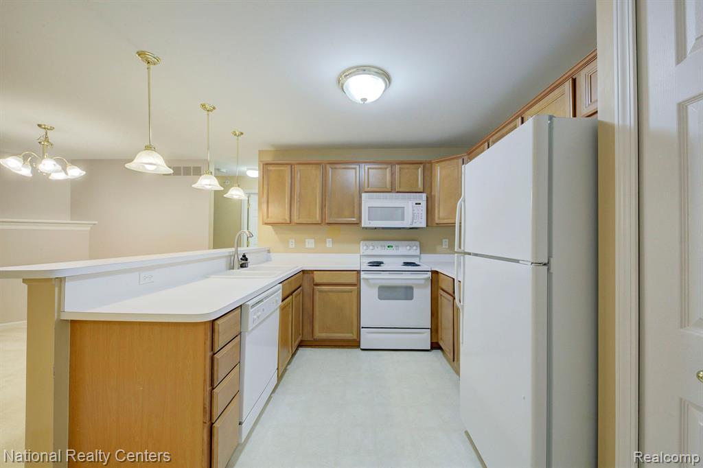 6104 JASMINE Drive, Walled Lake, MI 48390 — Photo 15