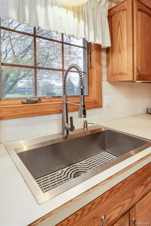 682 Heritage Lane S, Rochester Hills, MI 48309 — Photo 16
