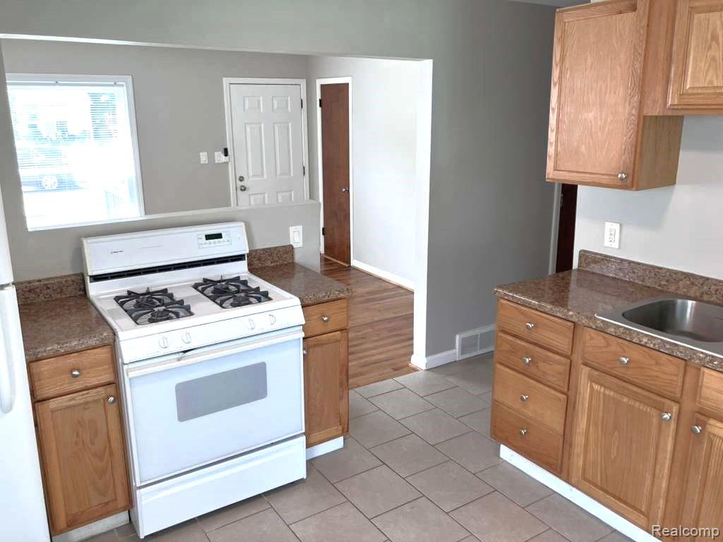 577 E HUDSON Avenue, Madison Heights, MI 48071 — Photo 10