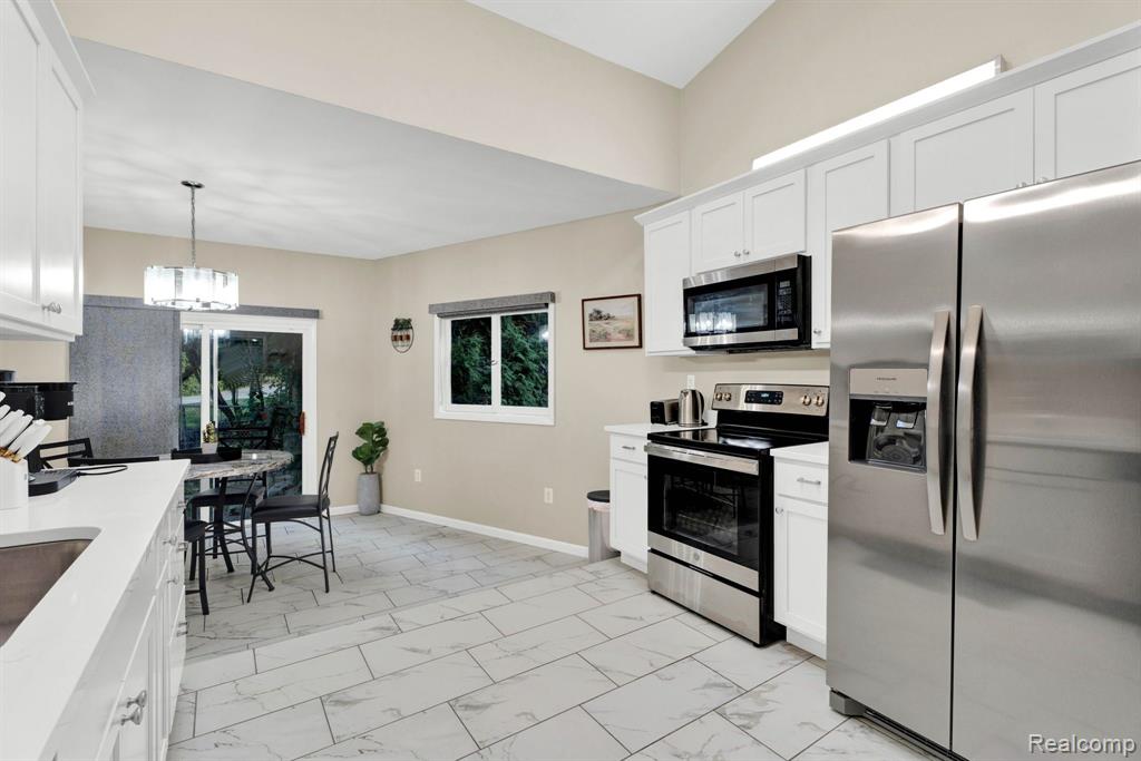 5481 Sunnycrest Drive, West Bloomfield, MI 48323 — Photo 11