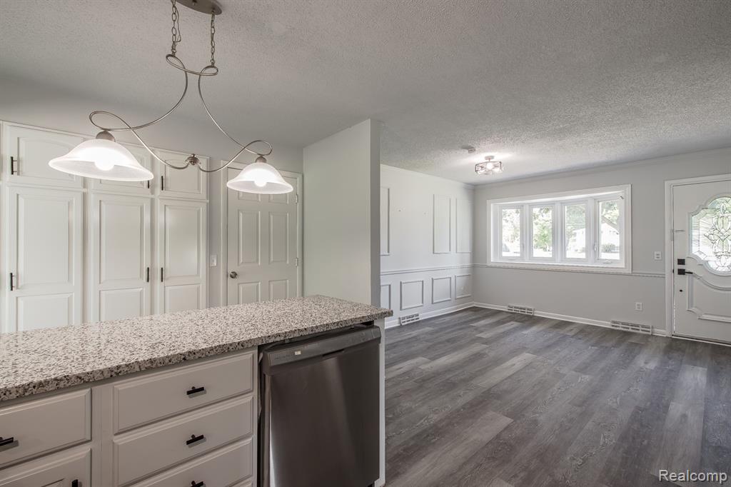 5357 Farm Road, Waterford, MI 48327 — Photo 14