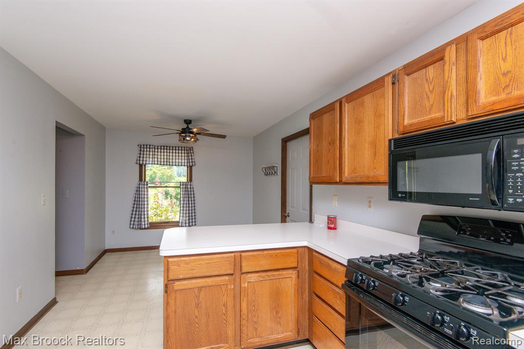 54320 BELCREST Drive, Milford, MI 48381 — Photo 18