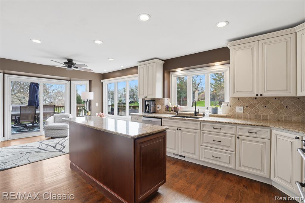 1726 Pondview Lane, Commerce Twp, MI 48382 — Photo 24