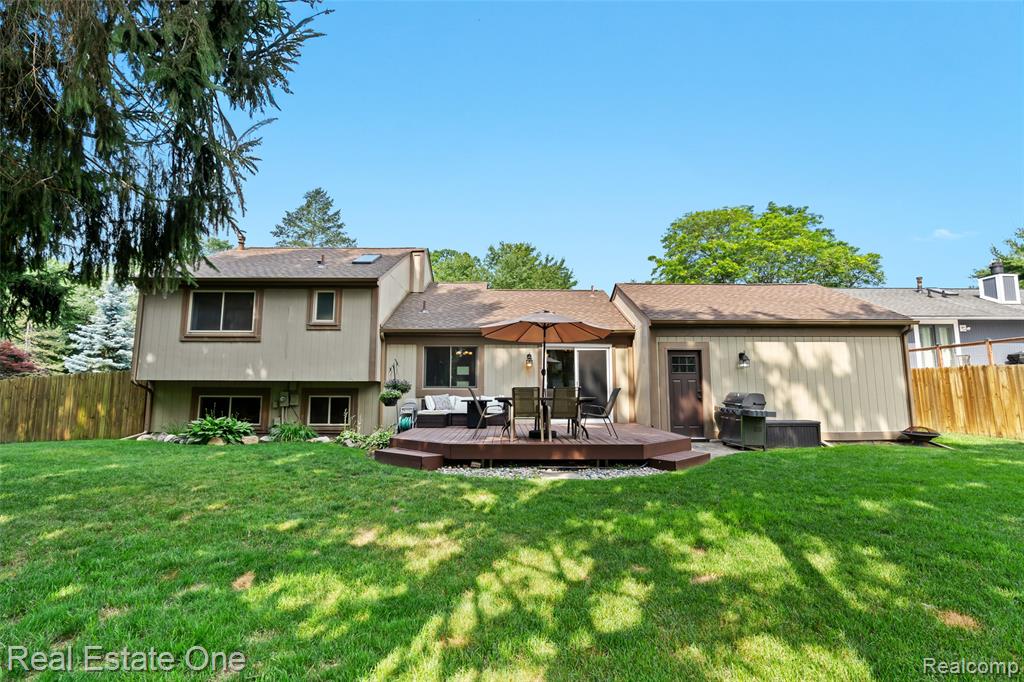696 Estes Court, Waterford, MI 48327 — Photo 26