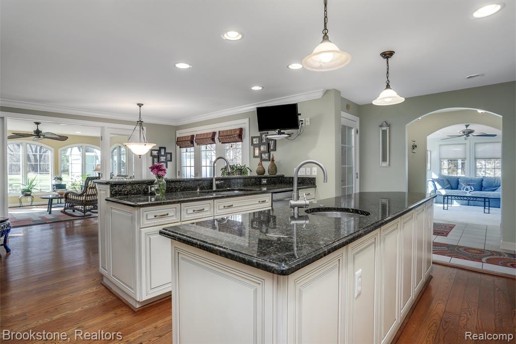 7585 LILAC Court, West Bloomfield, MI 48324 — Photo 8