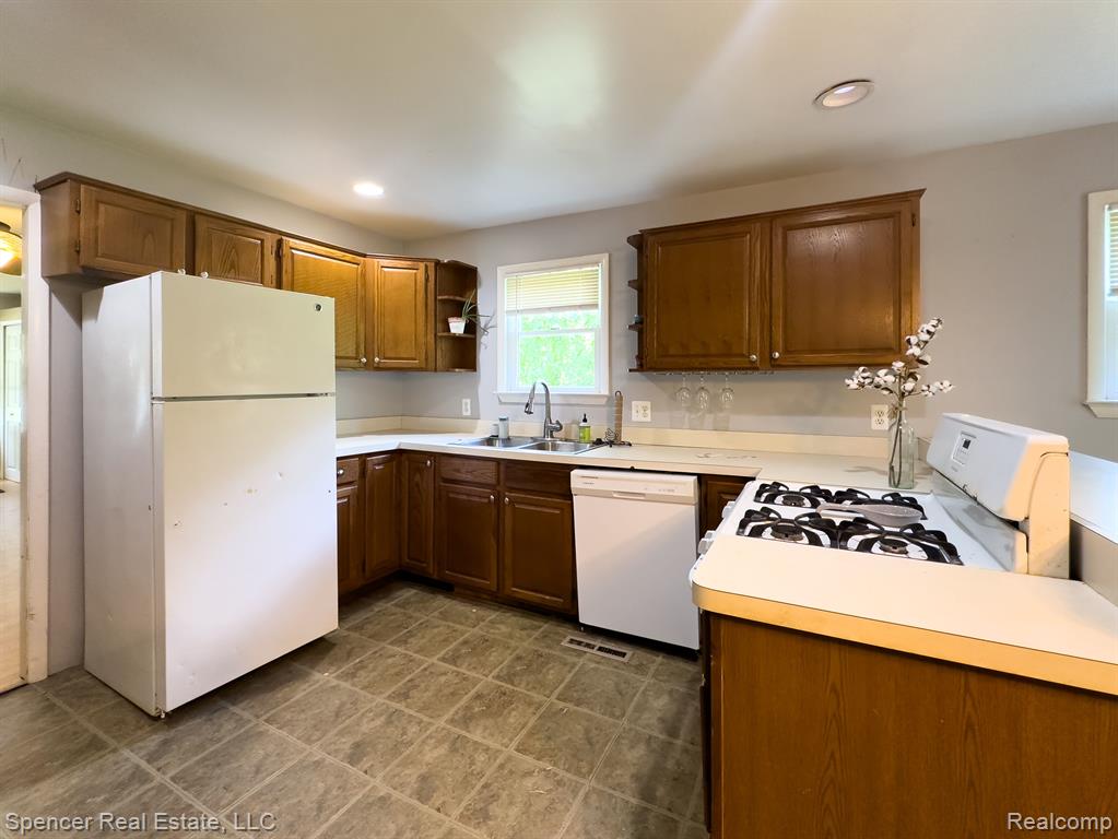 518 Alfred Court, Ortonville, MI 48462 — Photo 5