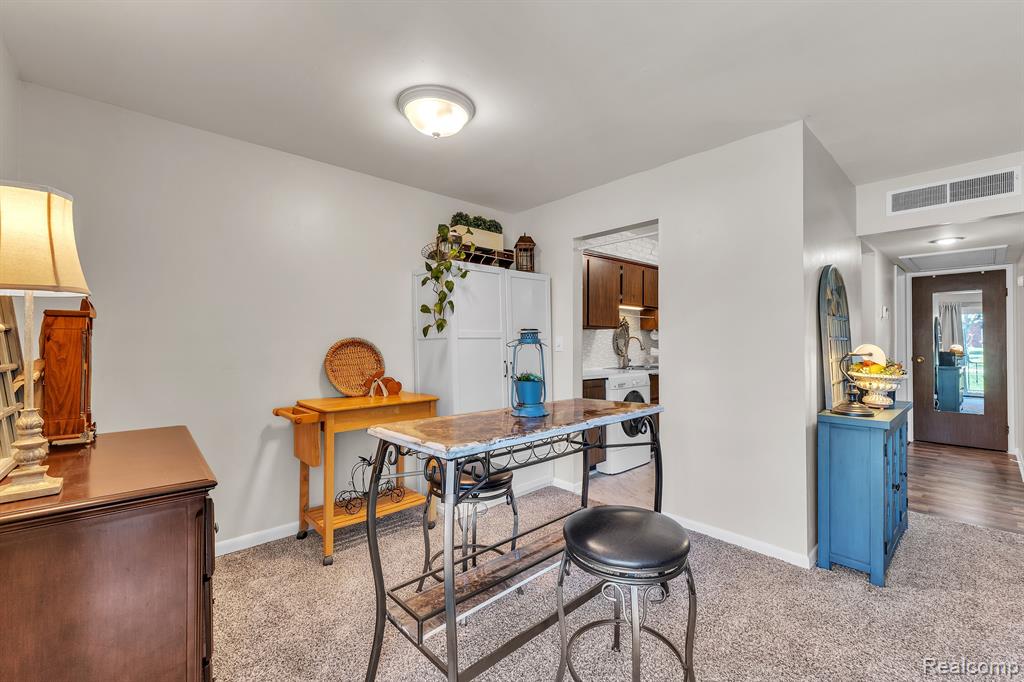 1842 COLONIAL VILLAGE Way, 2, Waterford, MI 48328 — Photo 10