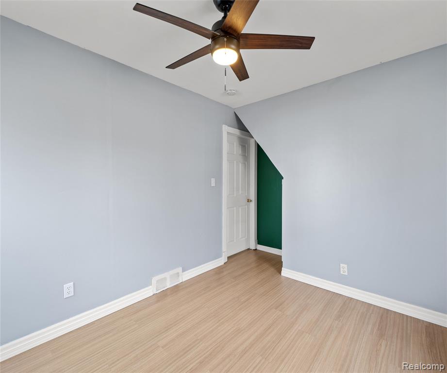 8916 Deering Street, Livonia, MI 48150 — Photo 21