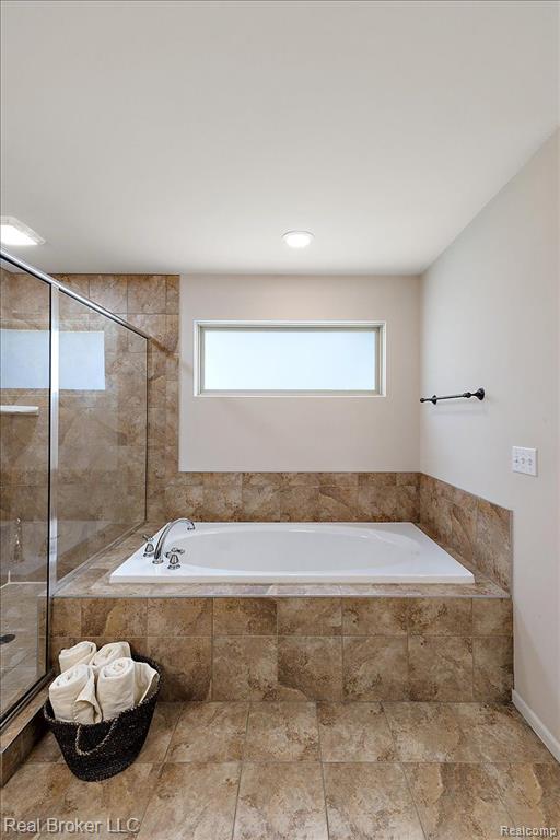 5633 GOLF POINTE Drive, Clarkston, MI 48348 — Photo 55