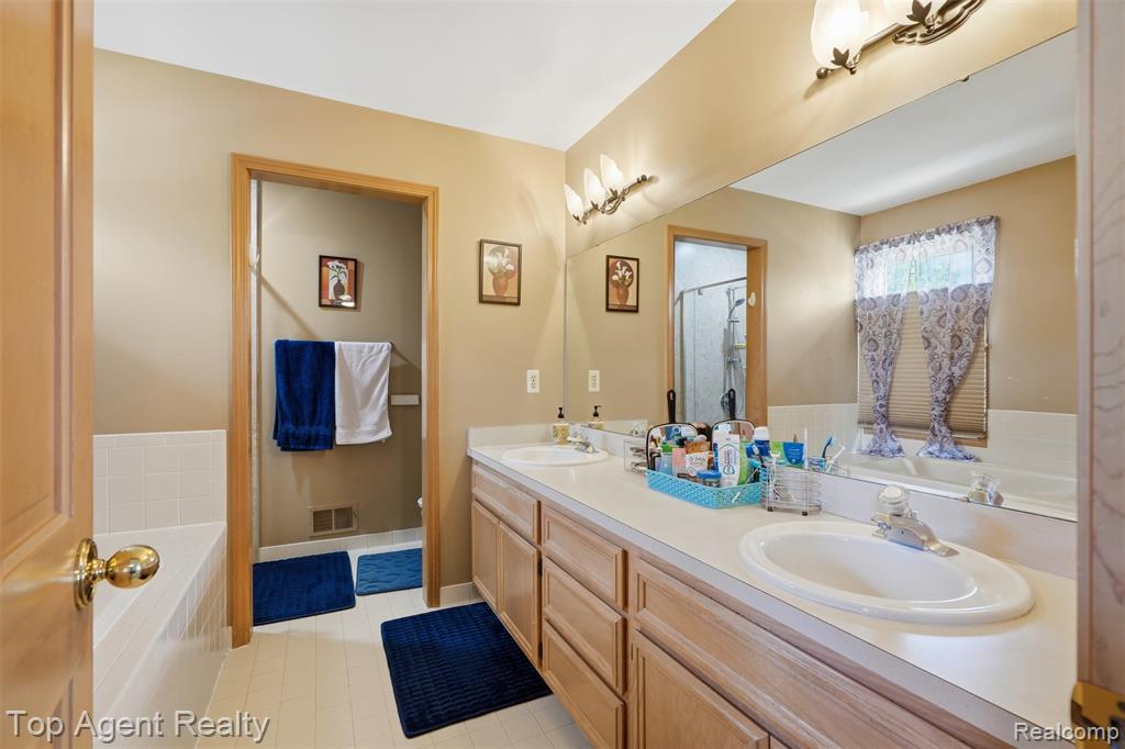 52825 Seven Oaks Drive, Utica, MI 48316 — Photo 25
