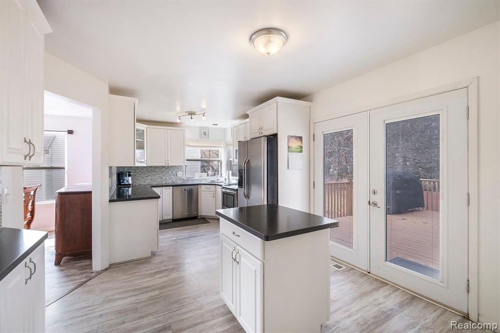 611 HERITAGE Circle, Fenton, MI 48430 — Photo 6