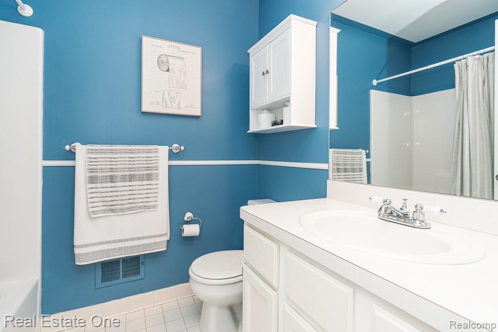 1043 Ridgeview Circle, Lake Orion, MI 48362 — Photo 30