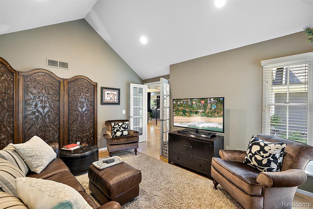 733 LONGFORD Drive, Rochester Hills, MI 48309 — Photo 18