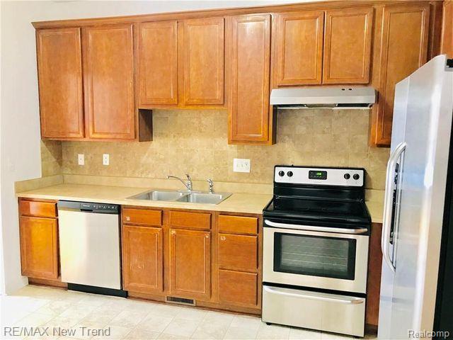 41261 N MAPLEWOOD Drive, Canton, MI 48187 — Photo 3