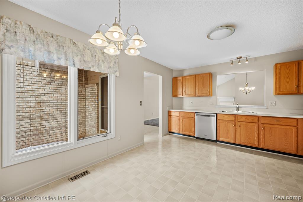 35204 KNOLLWOOD Lane, Farmington Hills, MI 48335 — Photo 6