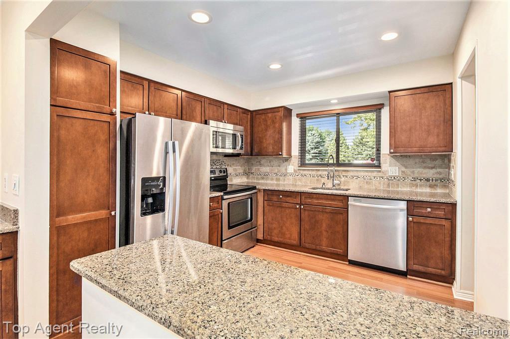 3990 Old Creek Road, Troy, MI 48084 — Photo 5