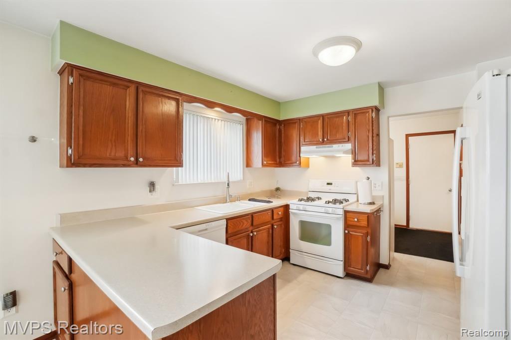 42610 ROYAL Lane, Clinton Twp, MI 48038 — Photo 5