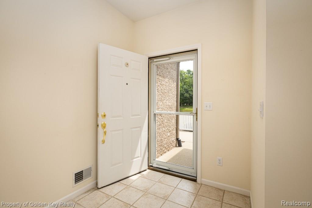 1160 Abbey Court, Westland, MI — Photo 6