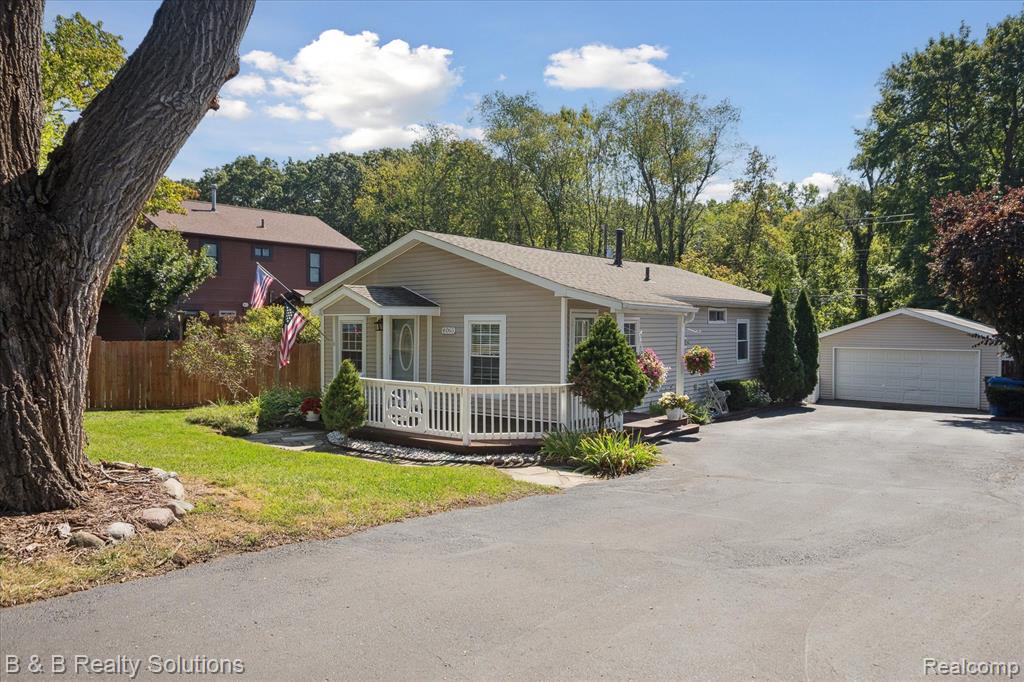 4065 Rosemound Avenue, Waterford, MI 48329 — Photo 4
