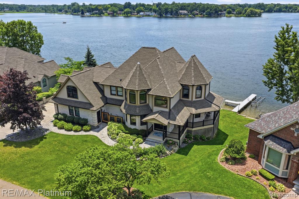 997 Thompson Shore Drive, Howell, MI 48843