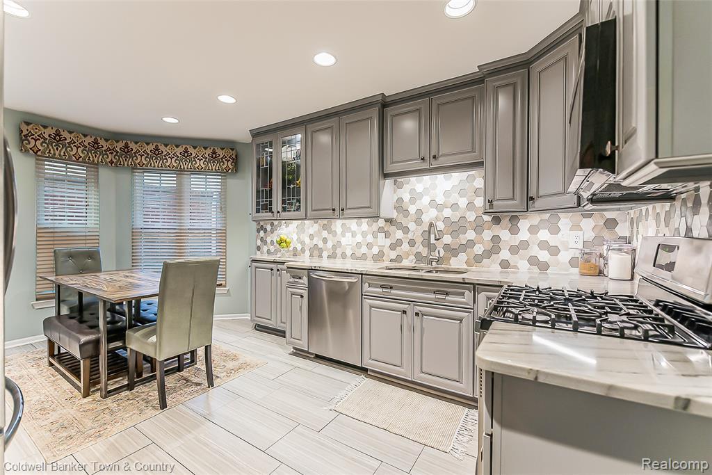 642 Chestnut Drive, Wixom, MI 48393 — Photo 23