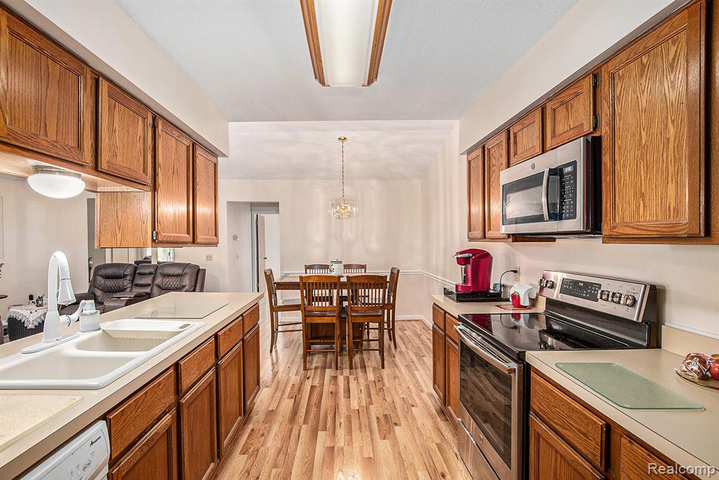 5045 Sandalwood Drive, Grand Blanc, MI 48439 — Photo 9