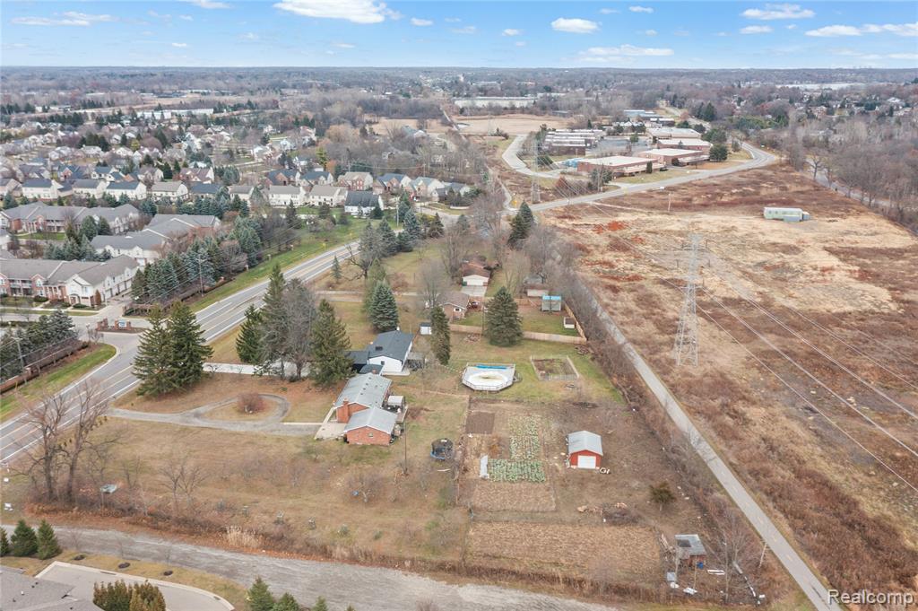 2041 W Maple Road, Commerce Twp, MI 48390 — Photo 2