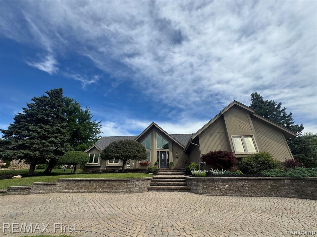 601 Brookwood Lane E, Rochester Hills, MI 48309 — front exterior