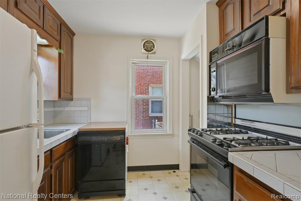 9951 Marion, Redford, MI 48239 — Photo 12