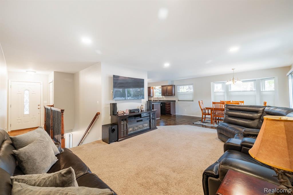624 BEDFORD Drive, Westland, MI — Photo 4